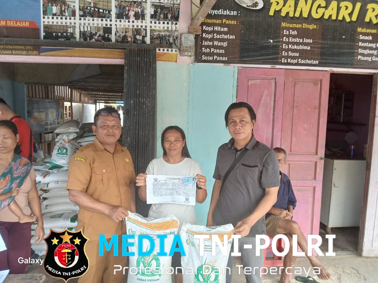 Kanit Intel Polsek Menyuke Lakukan Pengecekan Penyaluran Bantuan Pangan Berupa Beras Di Desa Untang