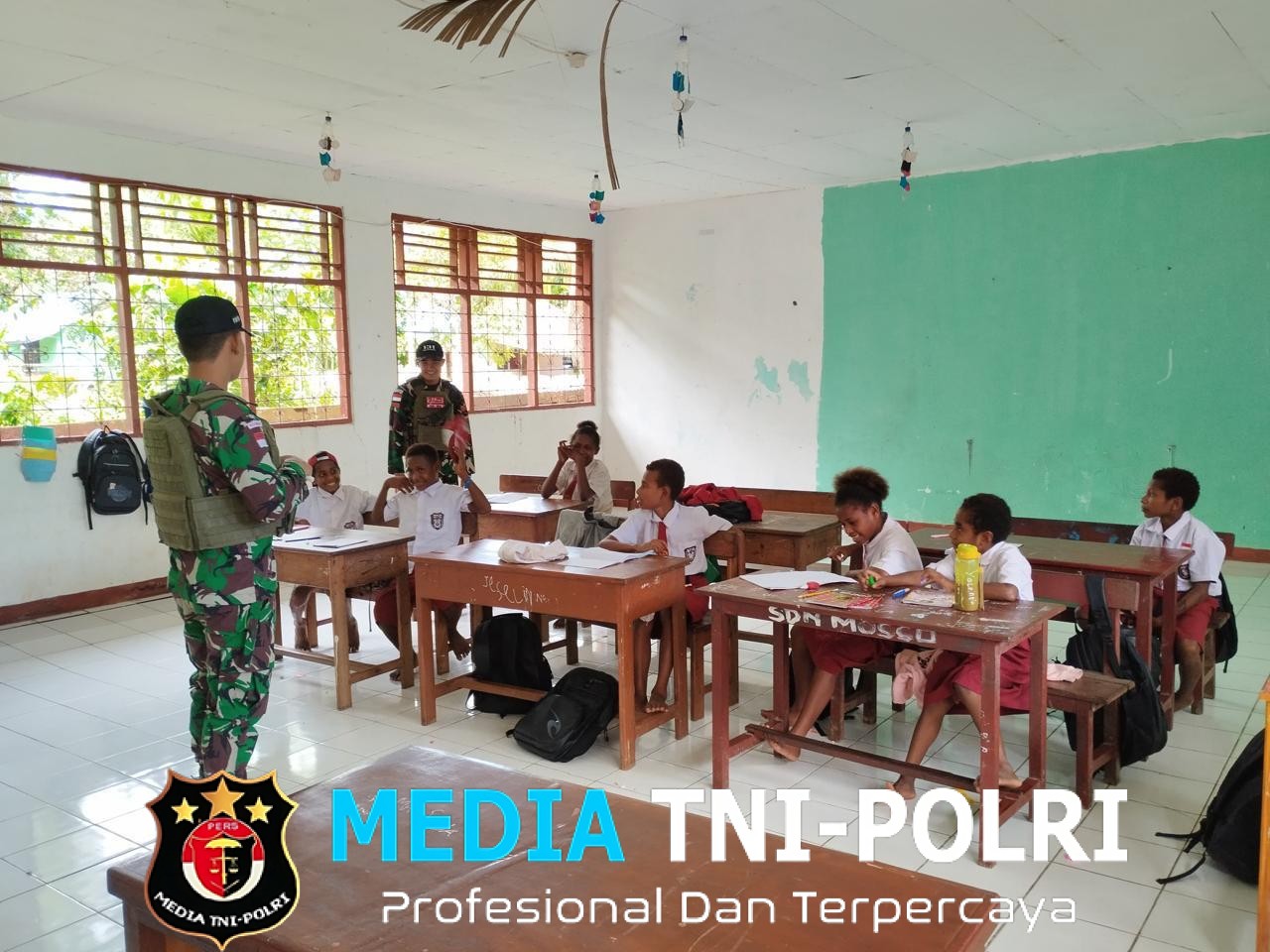 Satgas Yonif 131/Brajasakti Membantu Memajukan Pendidikan di Perbatasan Papua