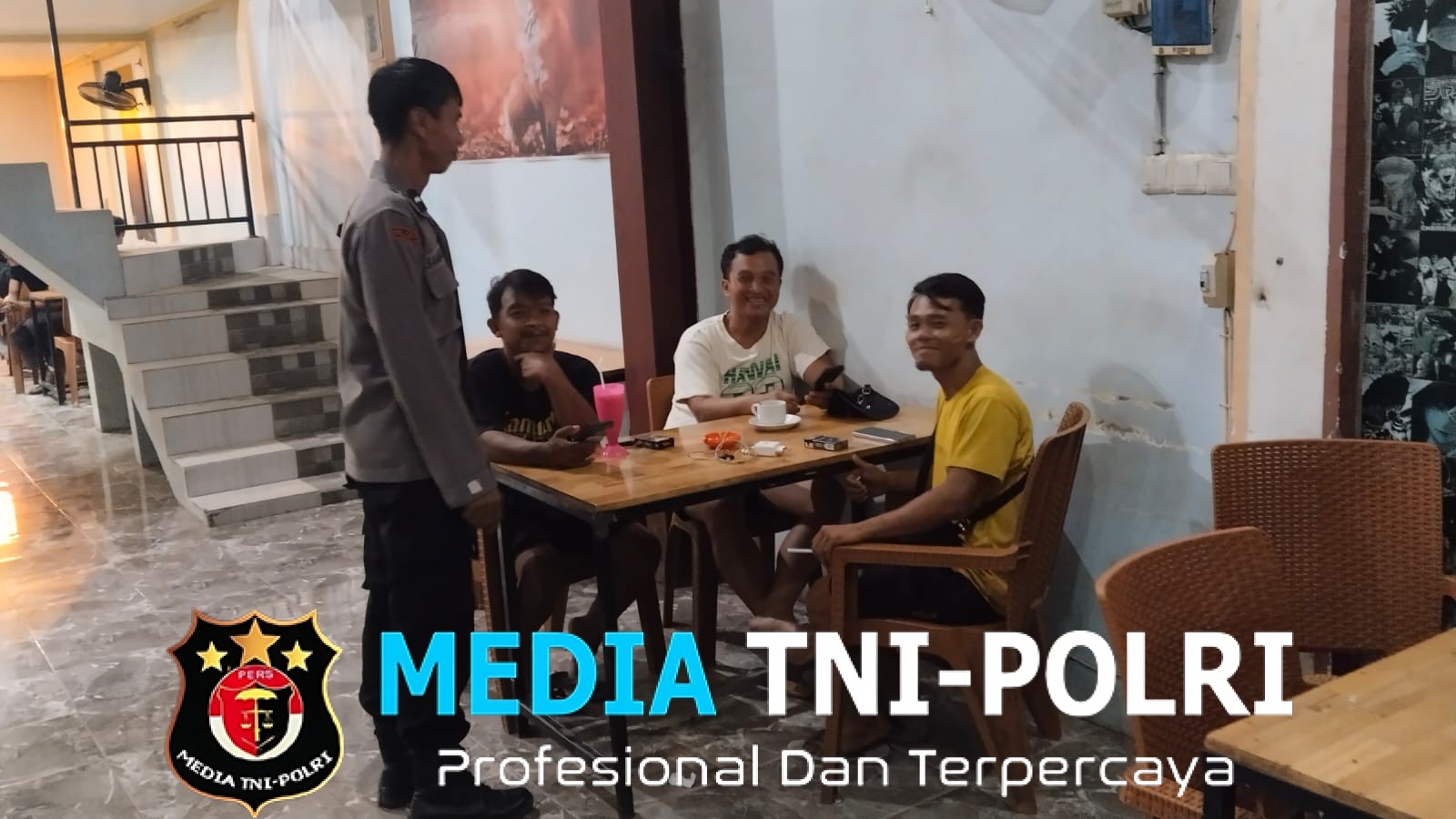 Petugas Patroli Malam Untuk Mencegah Terjadinya Gangguan Kamtibmas