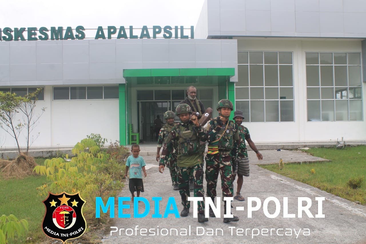 Satgas Yonif 521/DY Bantu Warga Apalapsili Jalani Kontrol Kesehatan di Puskesmas