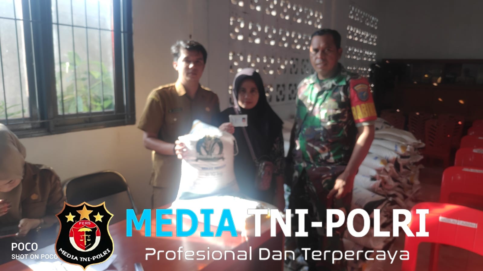 Babinsa Koramil 1015-06/Cempaga Lakukan Pendampingan Pembagian Beras Dari Bulog