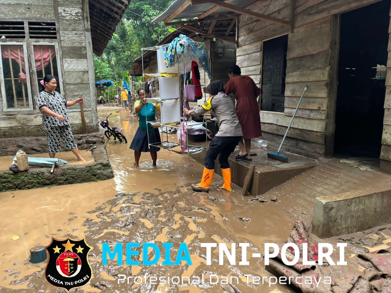 Bhabinkamtibmas Polwan Polres Tanggamus Berjibaku Bantu Korban Banjir di Wonosobo