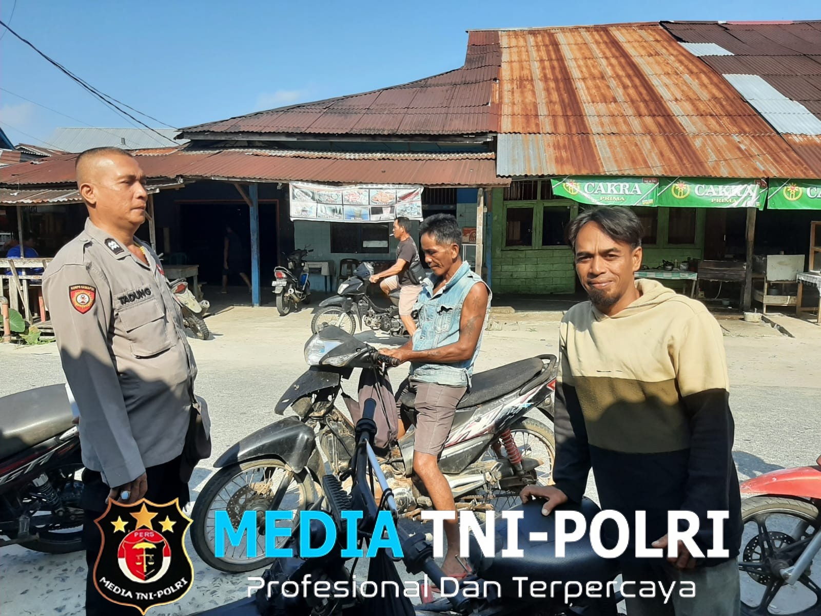 Patroli Siang Tingkatkan Kamtibmas, Polsek Mandor Hadir di Tengah Masyarakat