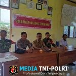 Bhabinkamtibmas Polsek Menyuke Hadiri Penyaluran Bantuan Pangan Berupa Beras Di Desa Angkaras