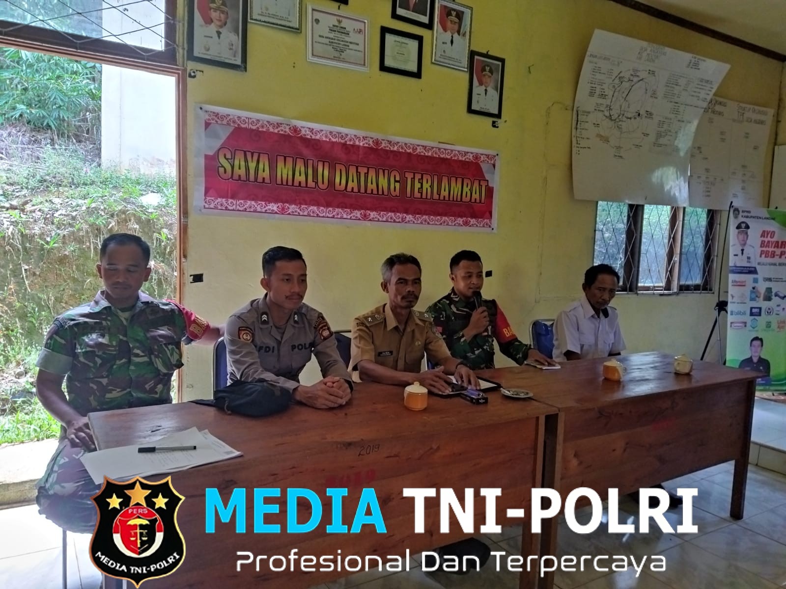 Bhabinkamtibmas Polsek Menyuke Hadiri Penyaluran Bantuan Pangan Berupa Beras Di Desa Angkaras