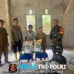Bhabinkamtibmas Polsek Pantau Penyaluran Bantuan Pangan Kepada Penerima Bantuan Pangan di Desa Meranti dan Desa Moro Betung Kecamatan Meranti Kab Landak