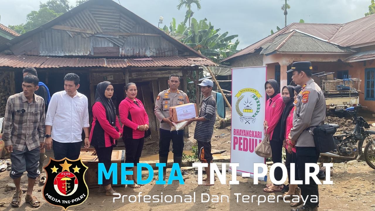 Kapolres Tanggamus Berama Bhayangkari Turun Langsung Bantu Warga Terdampak Banjir di Kecamatan BNS