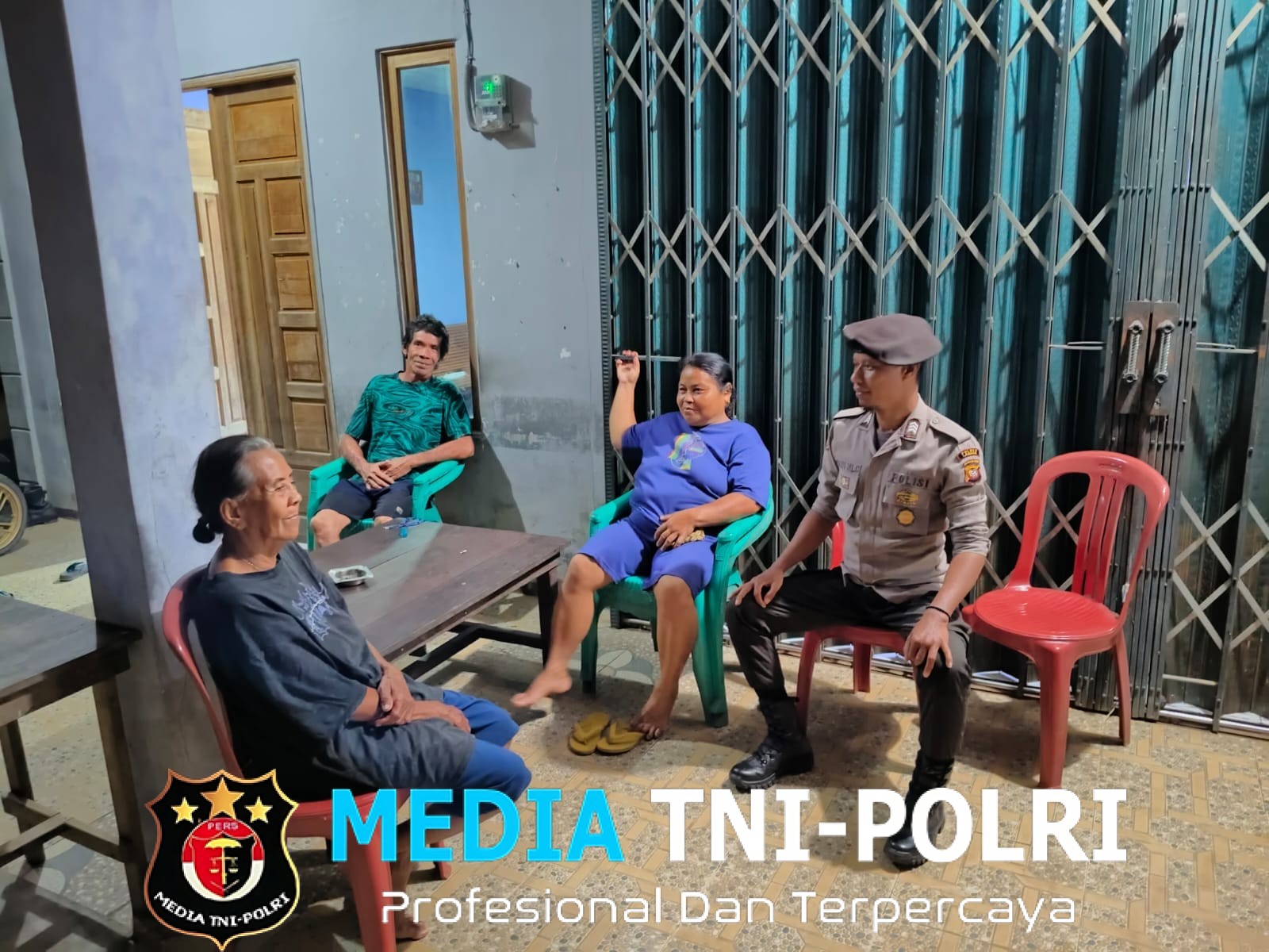 Tercipta Keharmonisan, Polisi dan Warga Berbagi Cerita di Tengah Malam