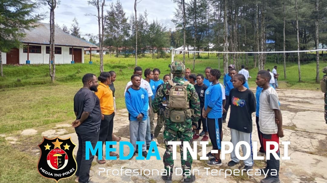 Satgas TNI Latih PBB Siswa SMA Negeri 1 Ilaga Jelang Lomba Gerak Jalan HUT RI ke-80 Semangat Nasionalisme Menggema di Pegunungan Puncak