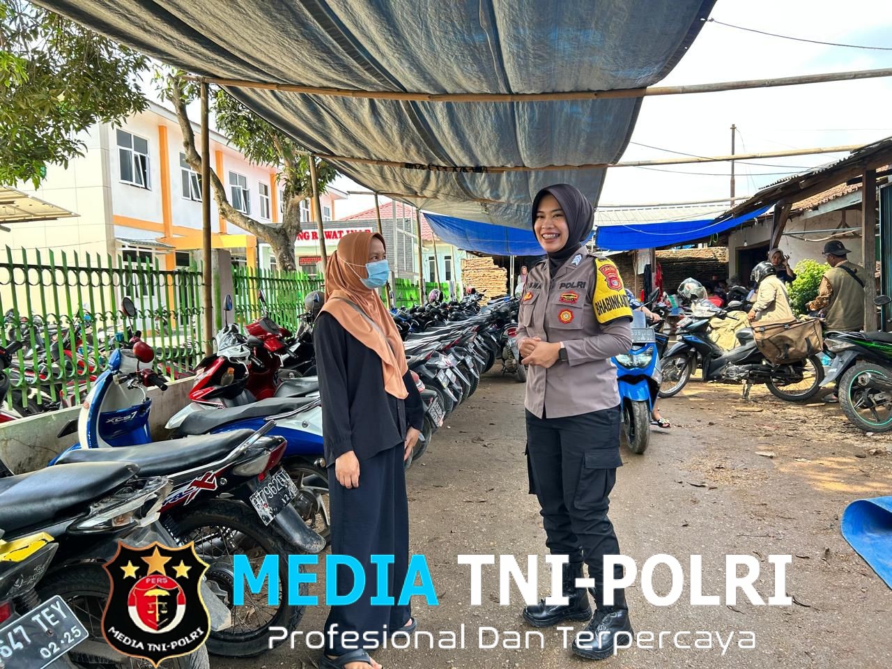 Ramah dan Humanis, Polwan Polsek Kalirejo Sapa Warga Pasar Poncowarno dengan Pesan Kamtibmas