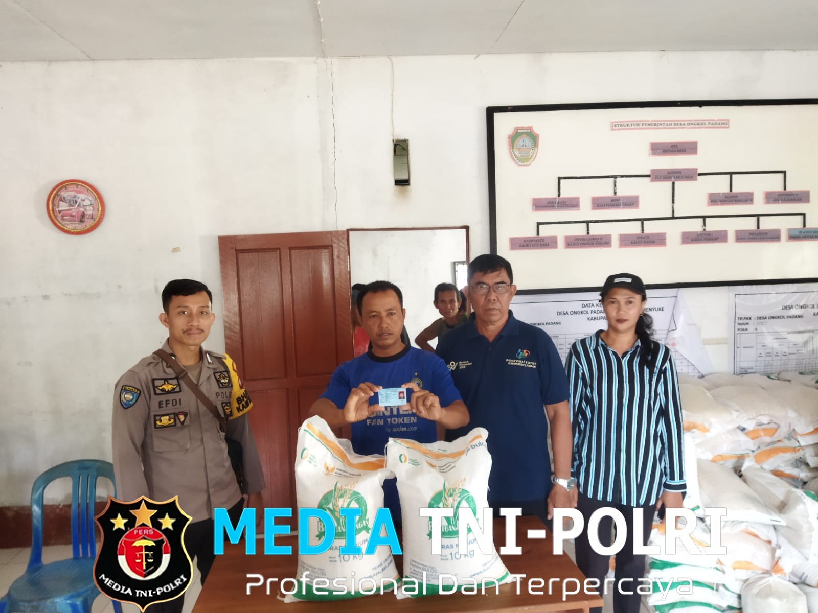 Bhabinkamtibmas Lakukan Pengecekan penyaluran bantuan pangan berupa beras di Desa Ongkol Padang