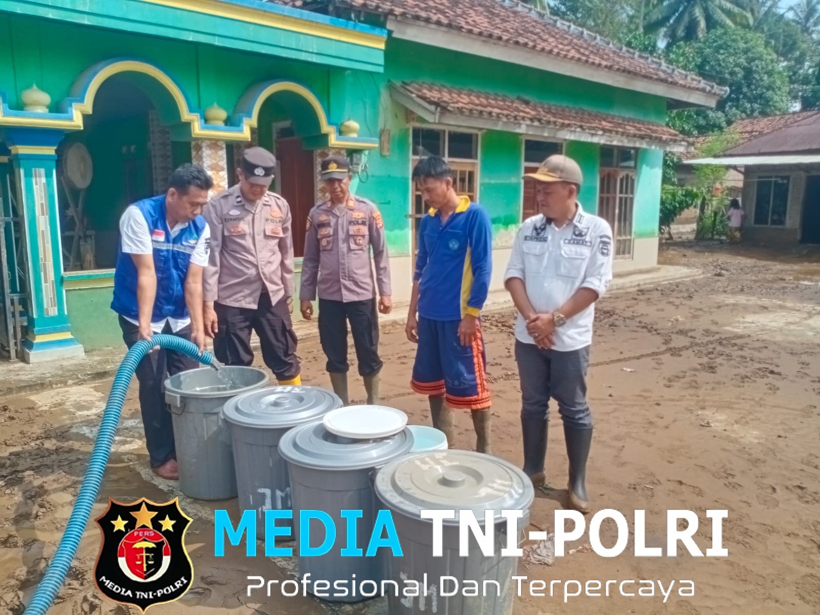 Bersama PDAM Way Agung, Polsek Semaka dan Uspikan Salurkan Air Bersih ke Warga Terdampak Banjir