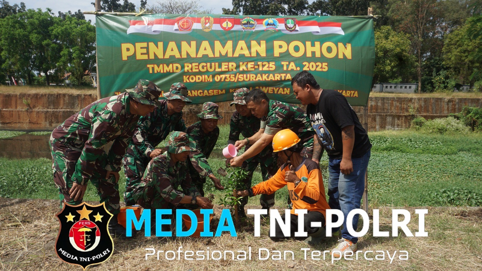 Sukseskan Program Unggulan Kasad, Satgas TMMD Reguler Ke-125 Kodim 0735/Surakarta Bersama Masyarakat Laksanakan Penanaman Pohon