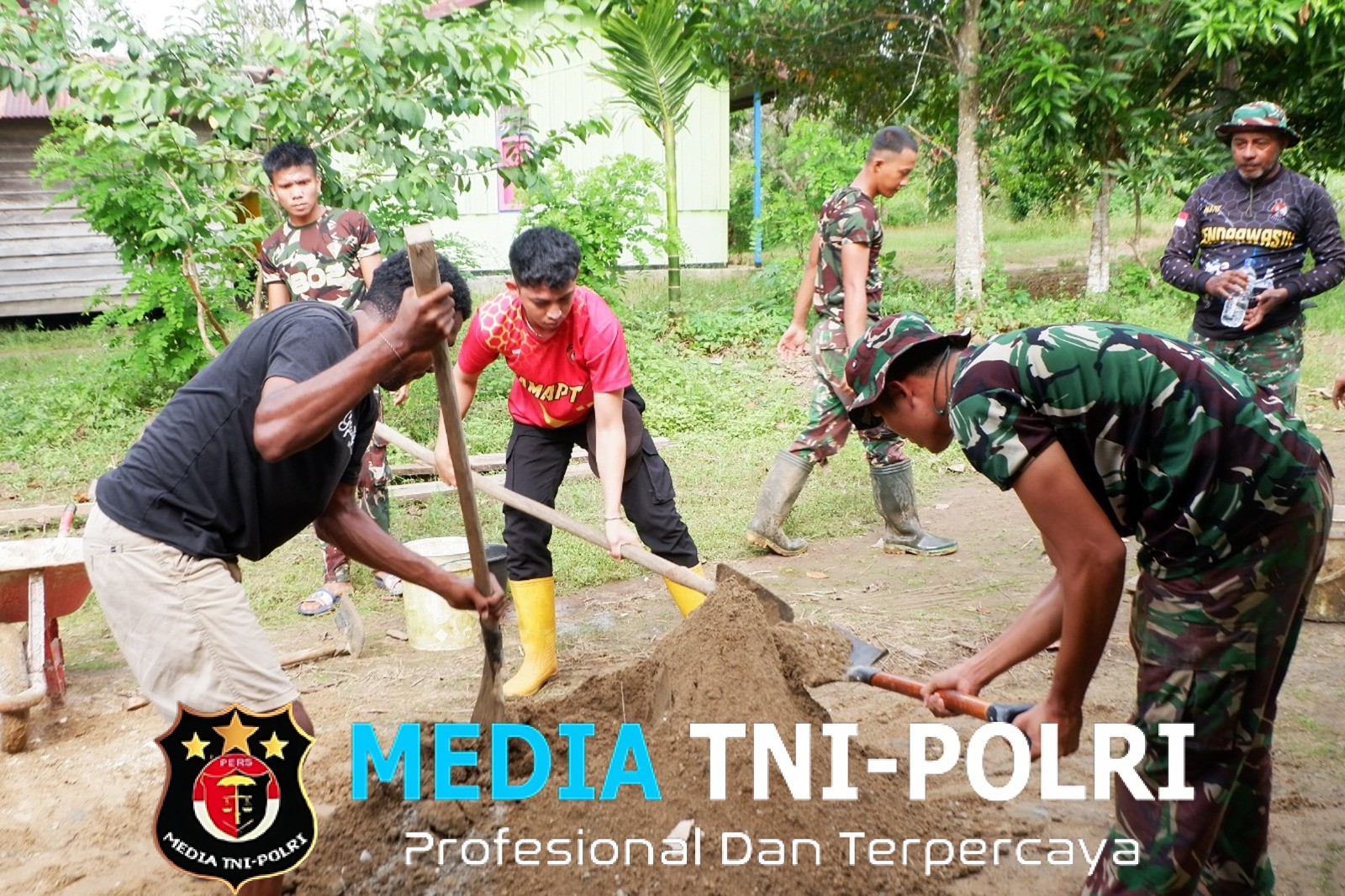 Haru dan Bahagia Wajah Mahdalena, Saat Satgas TMMD Rehab Dapur Rumah Miliknya