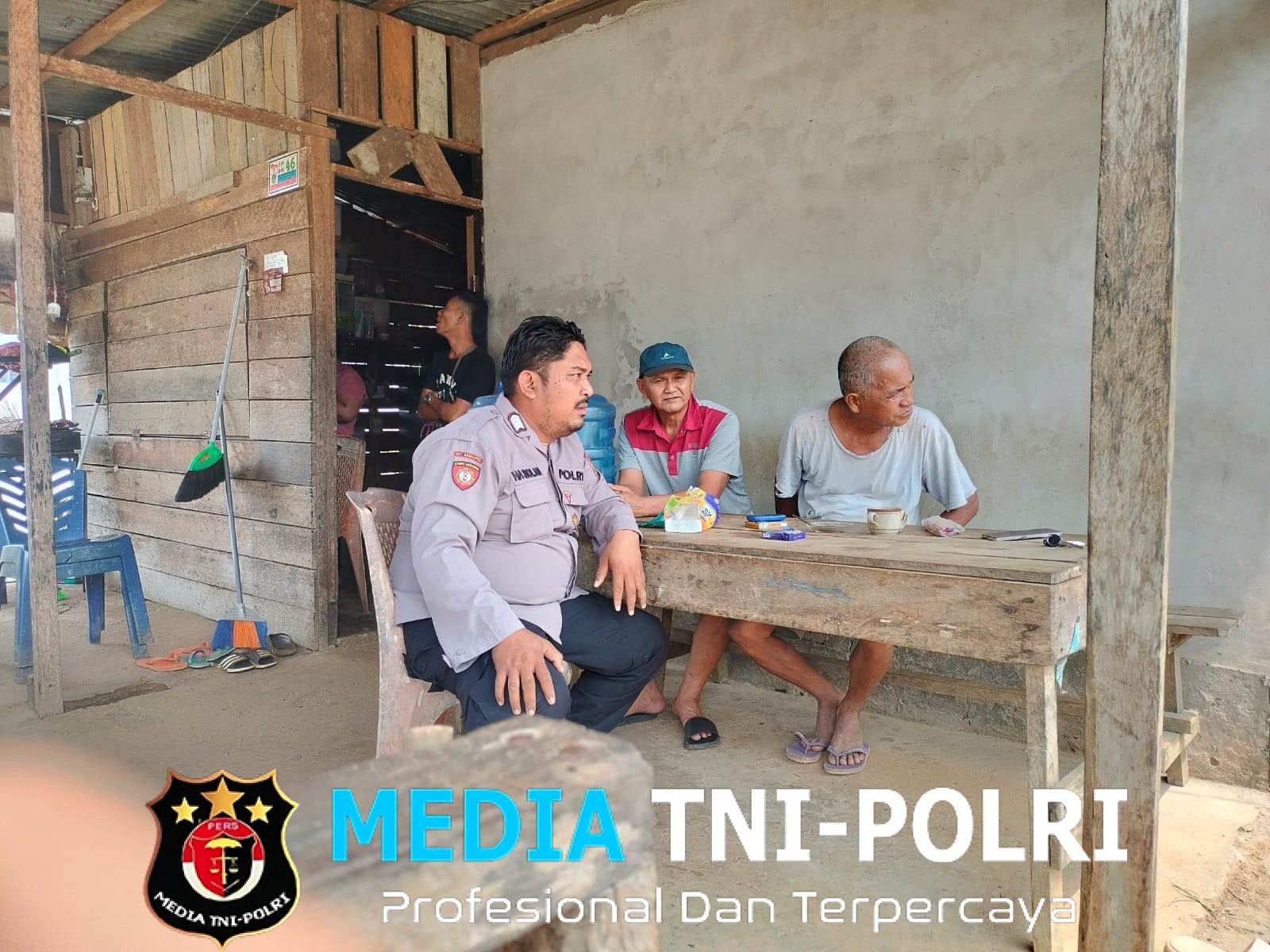 Bangun Kedekatan dengan Warga, Polsek Sengah Temila Laksanakan Patroli Siang Humanis