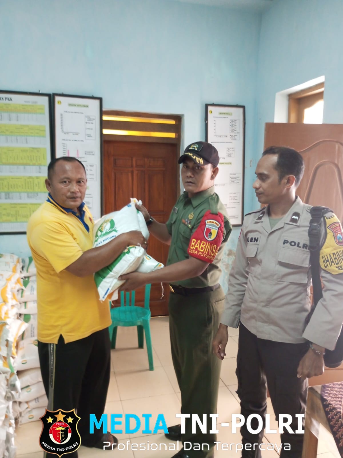 Sertu Istiono dan Aipda Glendia Dampingi Pembagian Beras Bantuan dari Kemenko Bidang Pangan RI di Desa Putukrejo