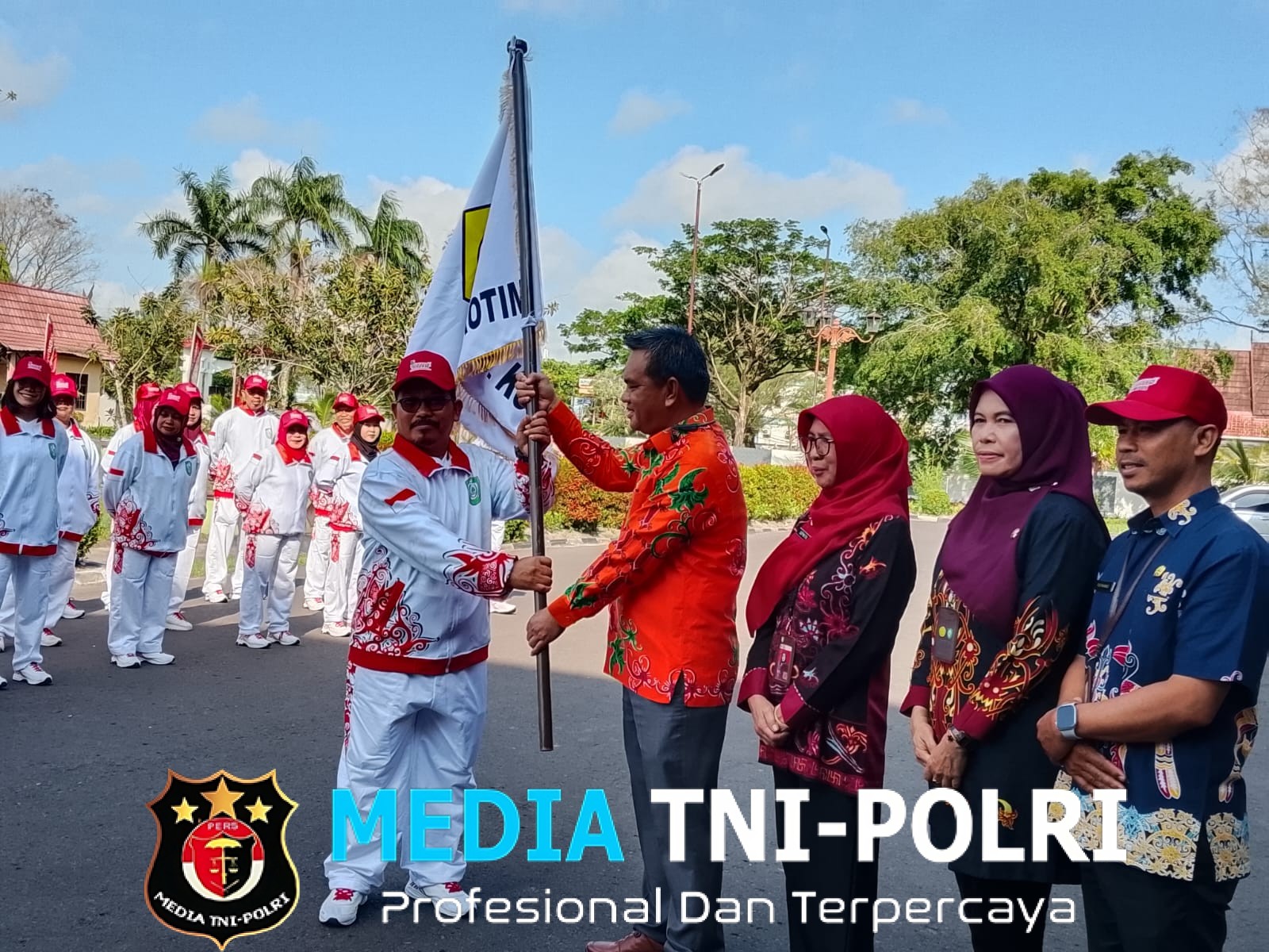 Asestin II Rody Kamislam Mewakili Bupati Kotim Melepas Kontingen Pada Kegiatan Pekan Daerah Petani, Nelayan Andalan XIV ke Pangkalan Bun