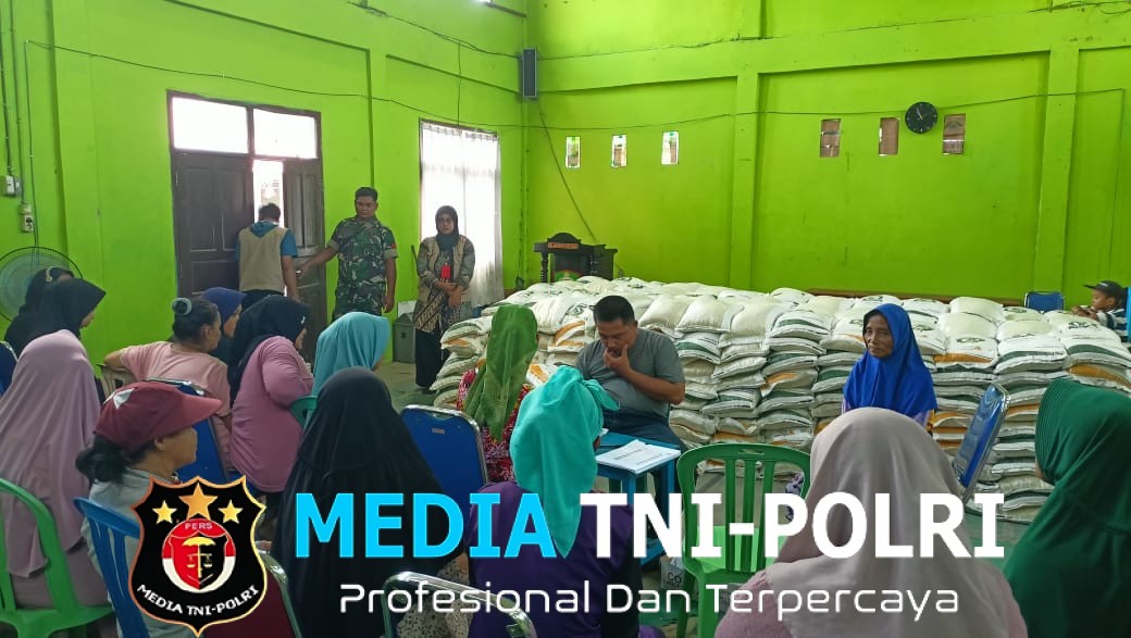Babinsa Koramil 1015-03/MB Ketapang Lakukan Pendampingan Pembagian Beras Dari Bulog