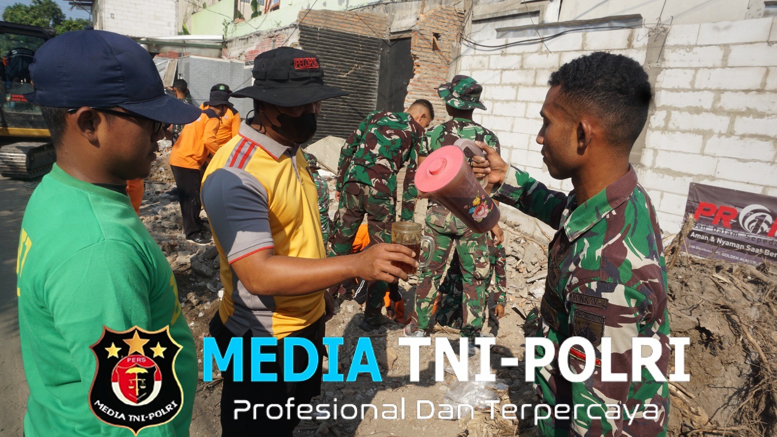 Segelas Teh Manis Bantu Lepaskan Dahaga di Lokasi Sasaran Fisik TMMD Reguler ke-125 Kodim 0735/Surakarta