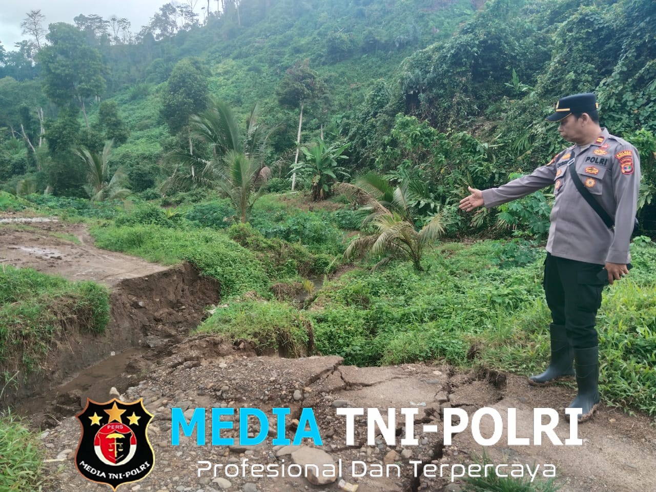 Kapolsek Wonosobo Tinjau Jembatan Rusak Akibat Banjir di Pekon Sanggi Penghubung Atar Lebar