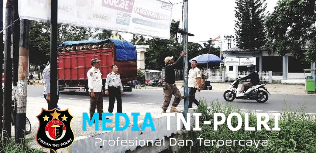 Satuan Polisi Pamong Praja (Satpol PP) Kabupaten Pringsewu Menertibkan Banner Dan Spanduk