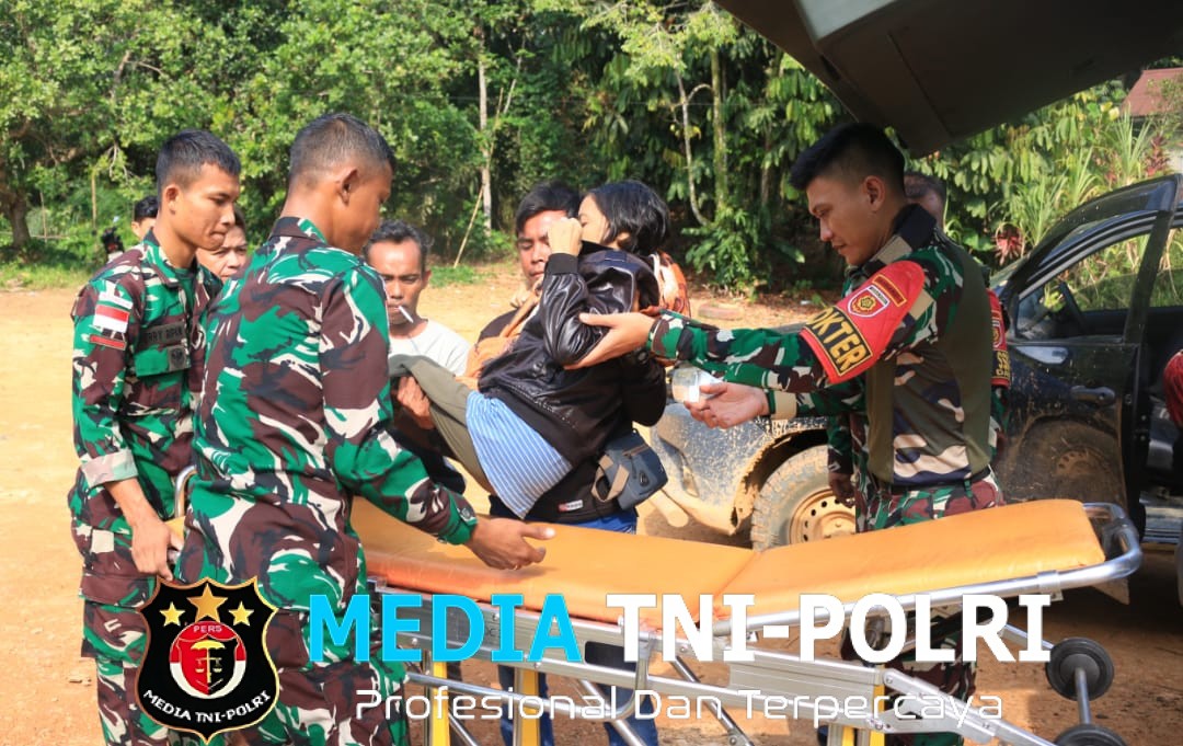 Satgas Pamtas RI-Malaysia Yonarhanud 1 Kostrad Bantu Evakuasi Warga Sakit Tumor ke RSUD M.Th. Djaman Sanggau