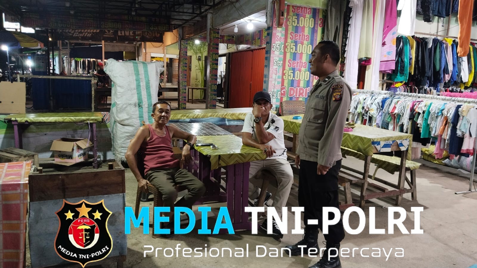 Cegah Tindak Kejahatan, Petugas Patroli Malam Temui Warga di Pasar Tradisional