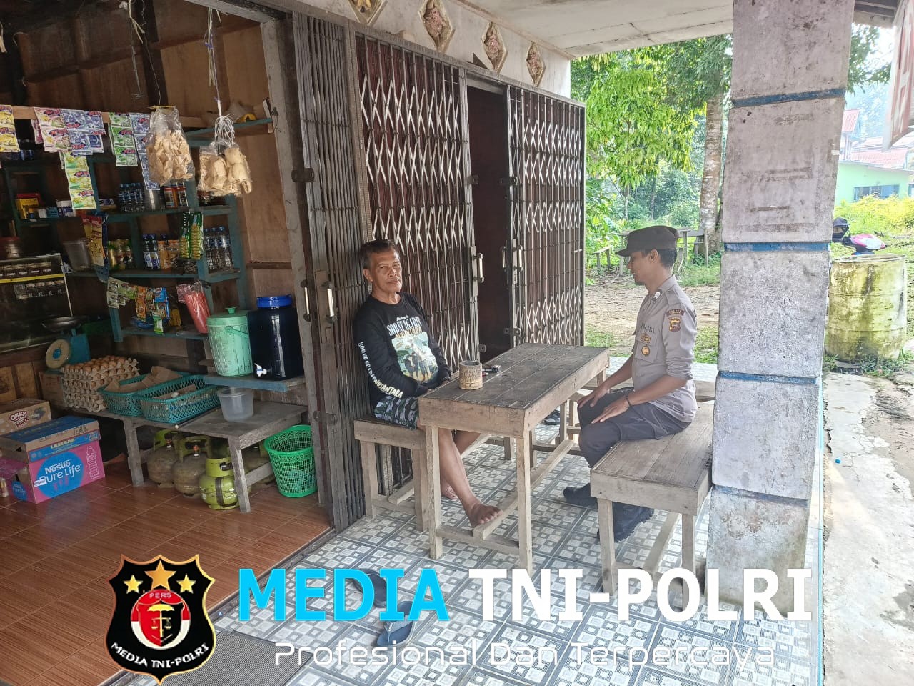 Patroli Siang, Polisi Menyapa Warga di Warung Sederhana
