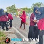 Mahasiswi IAIN Palangkaraya yang KKN di Sampit Ikut Kerja Bakti Bersama Forum Rt/Rw Untuk Ciptakan Lingkungan yang Bersih