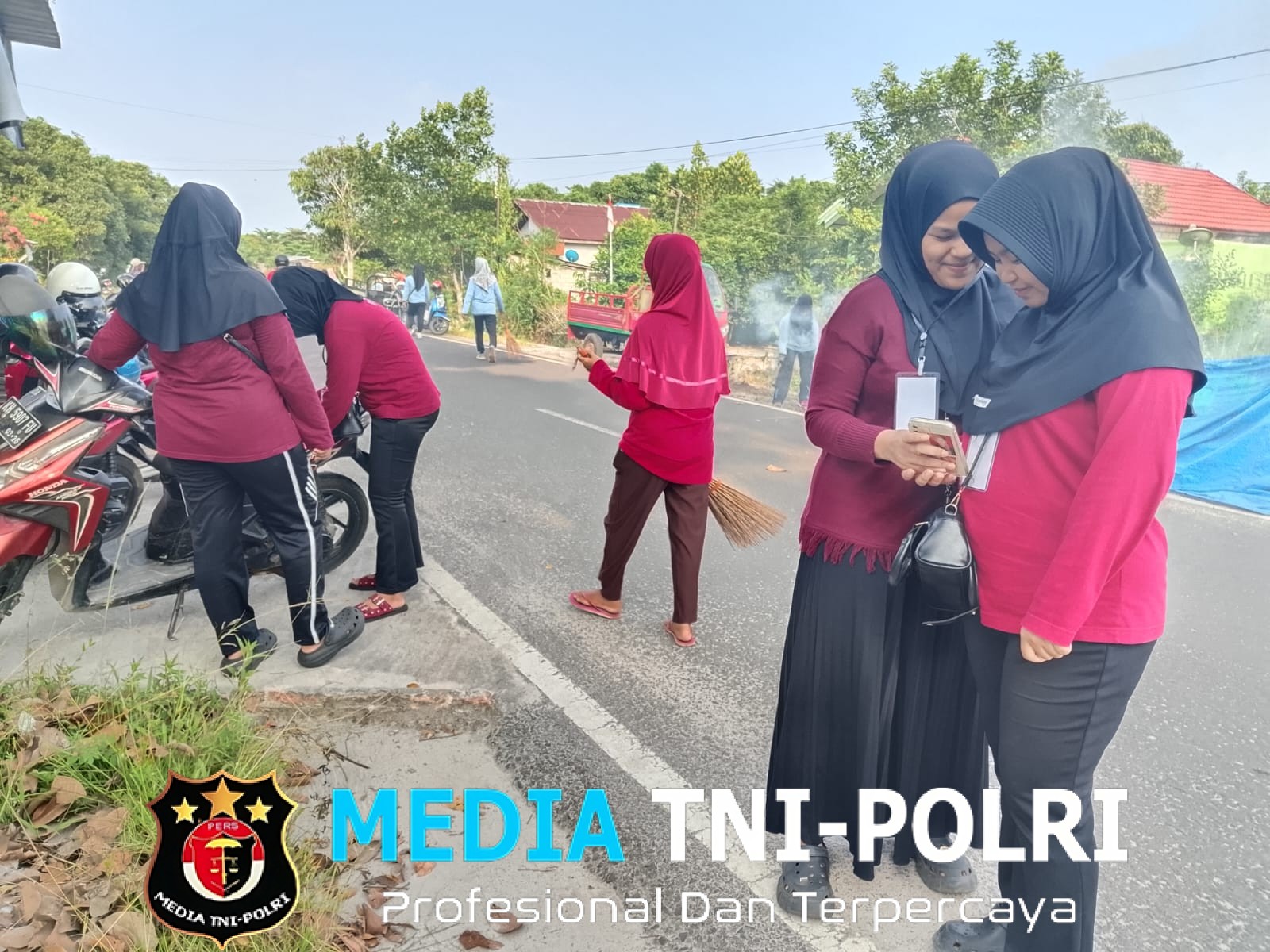 Mahasiswi IAIN Palangkaraya yang KKN di Sampit Ikut Kerja Bakti Bersama Forum Rt/Rw Untuk Ciptakan Lingkungan yang Bersih