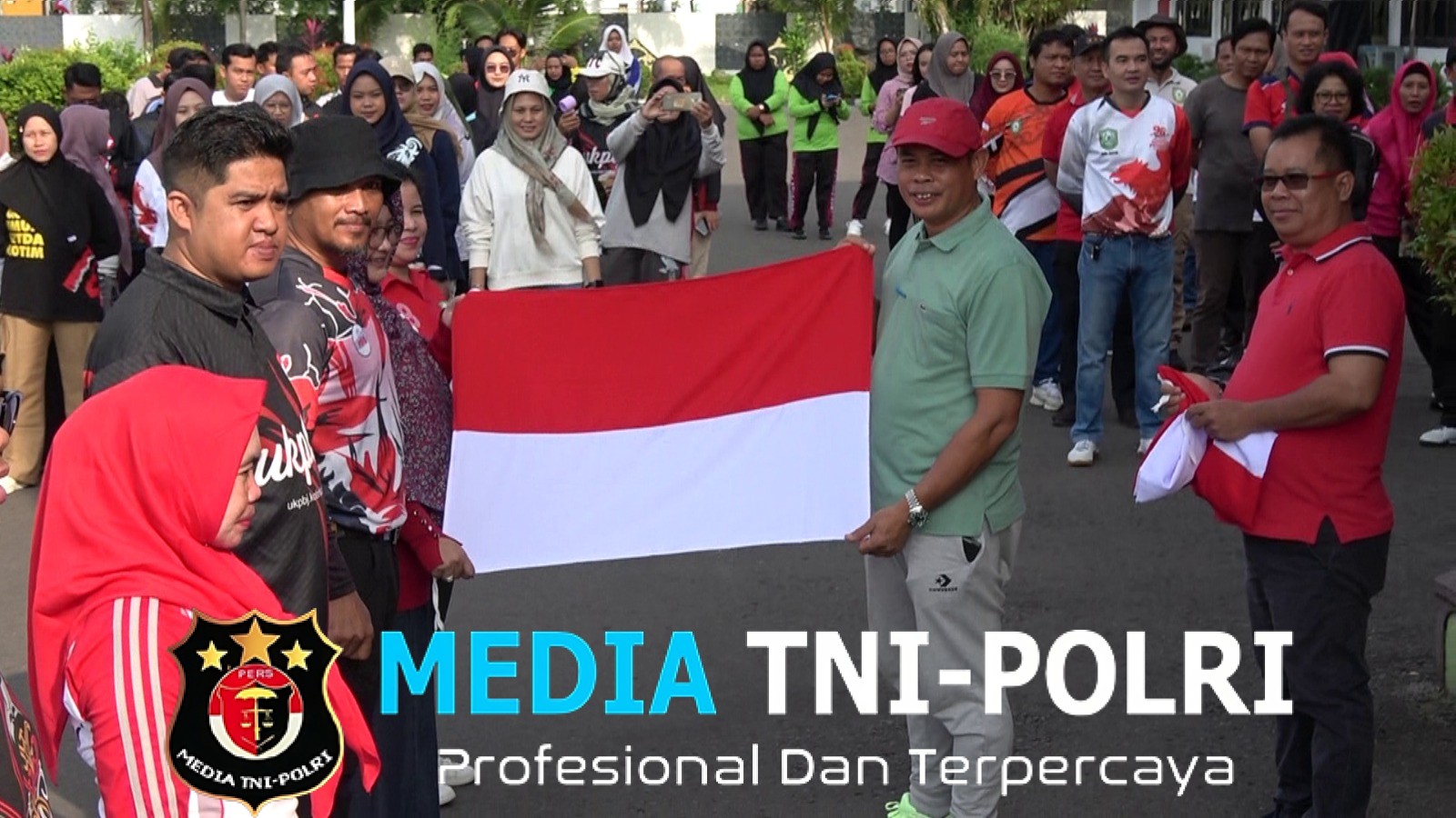 Wakil Bupati Kotim Irawati Membagikan Bendera Merah Putih Secara Simbolis di Halaman Kantor Bupati Kotim