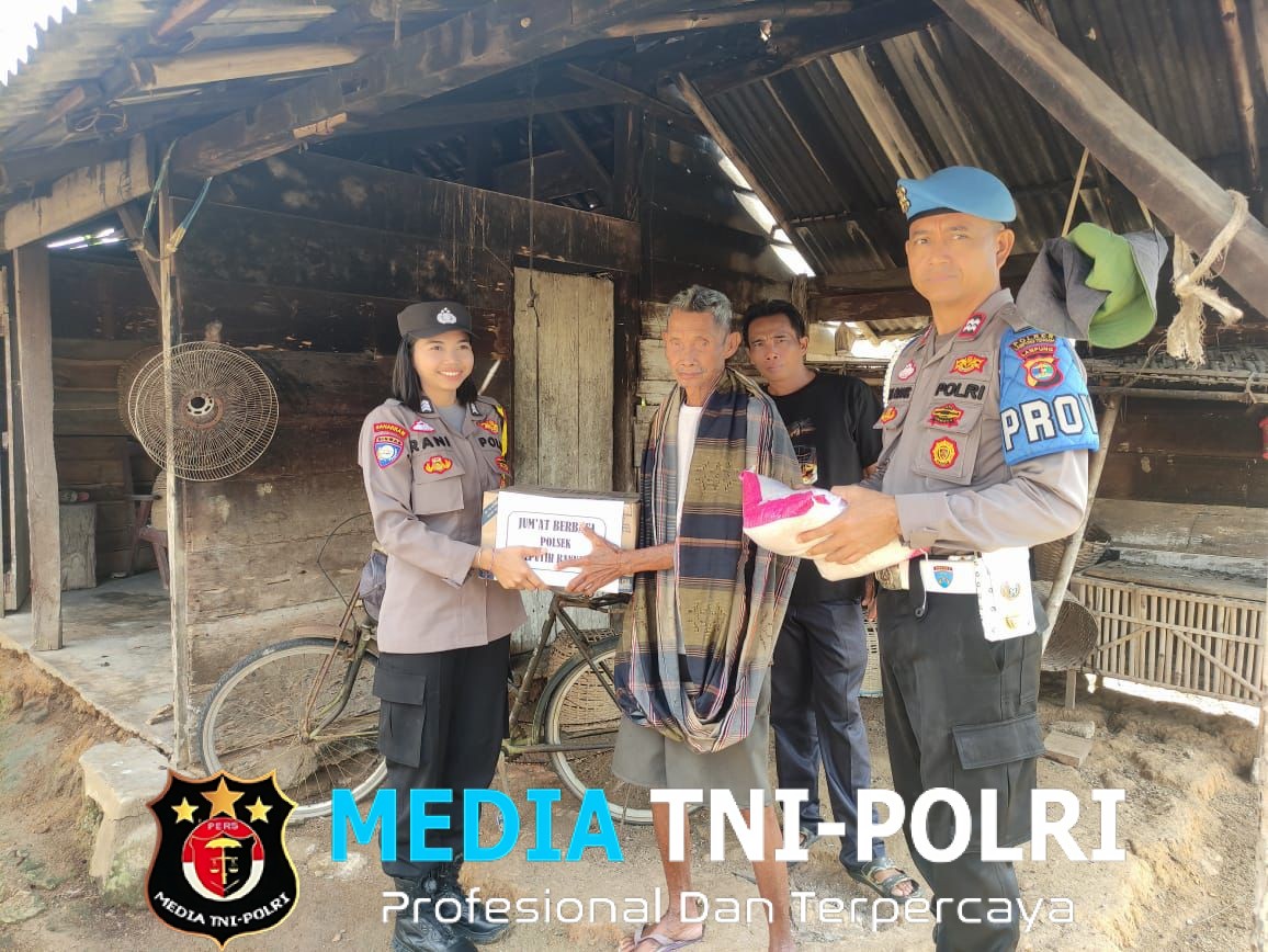 Polri Untuk Masyarakat, Polsek Seputih Banyak Salurkan Bantuan Sosial Bertajuk “Jumat Berbagi”