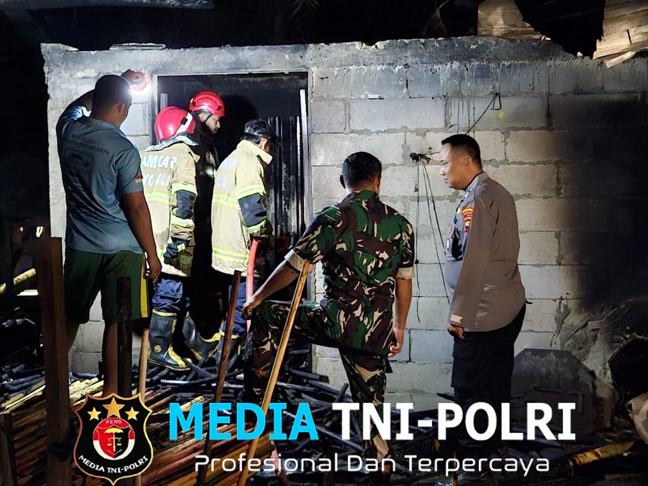 Babinsa Sambi Sigap Bantu Padamkan Kebakaran Gudang Tongkat Pramuka di Boyolali