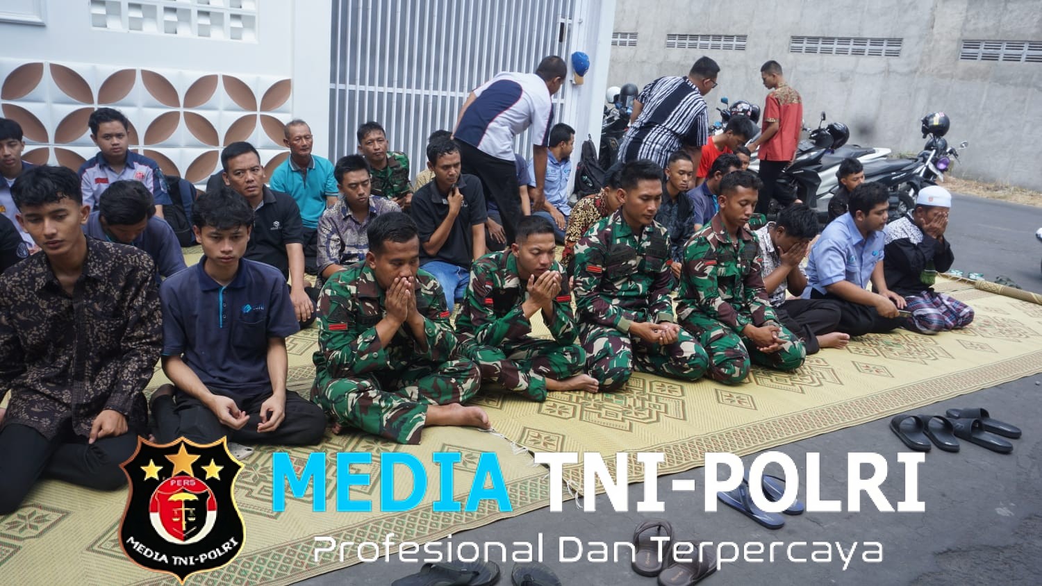 Indahnya Kebersamaan, Satgas TMMD Reguler Ke-125 Kodim 0735/Surakarta Laksanakan Shalat Jum’at Bersama Warga