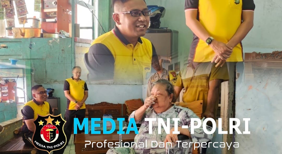 Kapolsek Cikarang Selatan Salurkan Bantuan Kursi Roda untuk Lansia dalam Program Bakti Kesehatan