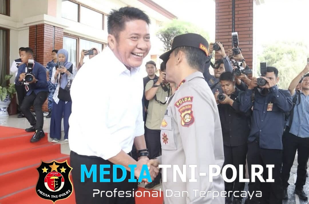 Kapolda Sumsel Sambut Kedatangan Ibu Wakil Presiden RI di Bandara SMB II Palembang
