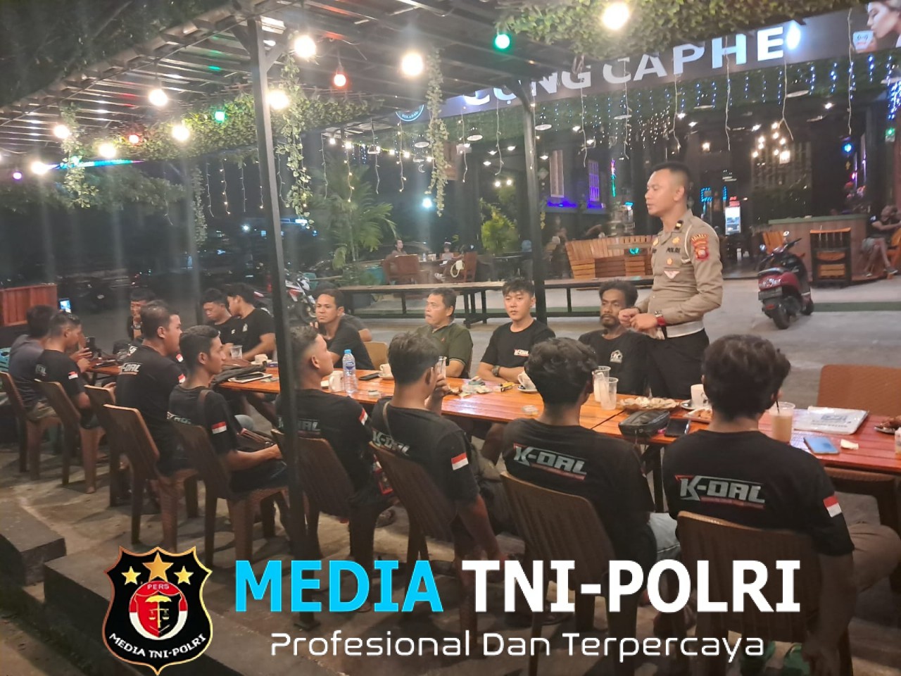 Ngopi Sambil Diskusi Bareng Komunitas Driver, Polantas Sekadau Ajak Tertib Lalu Lintas