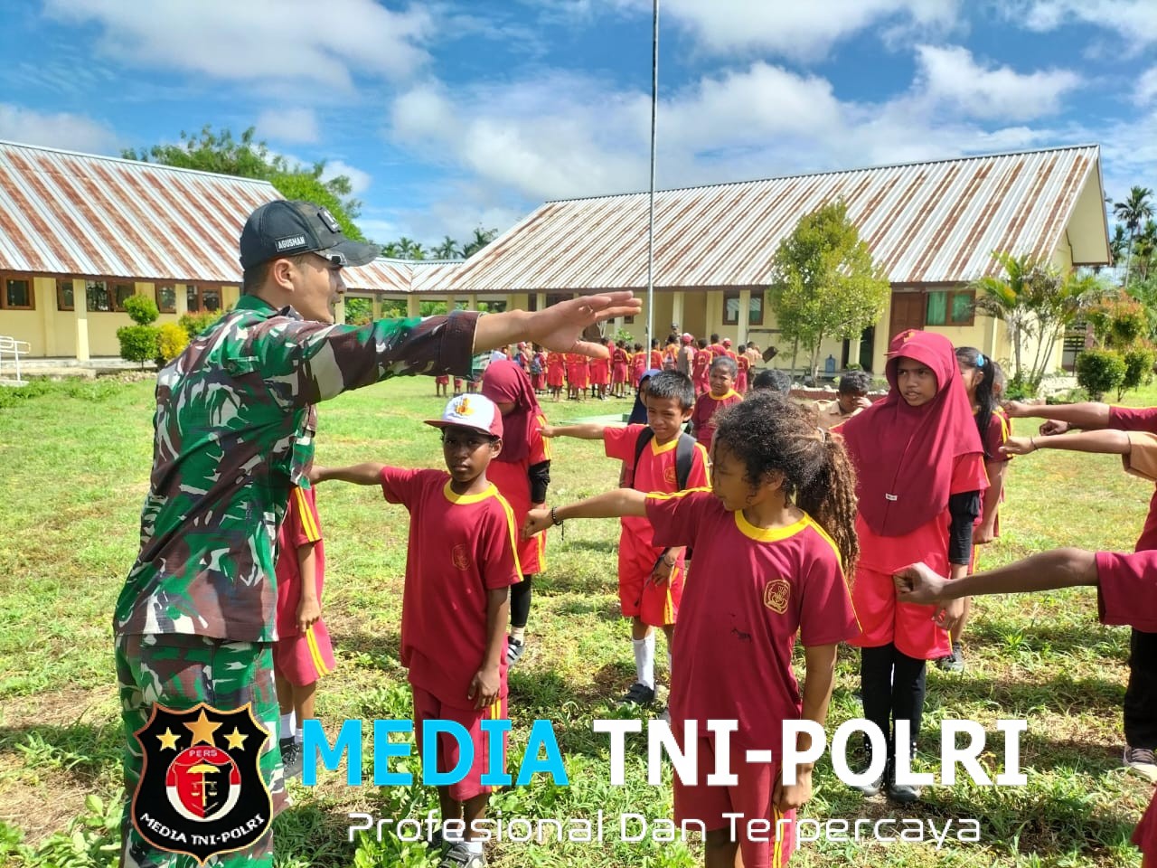 Satgas Yonif 131/Brajasakti Latih Disiplin dan Kekompakan Siswa SD Negeri Pitewi