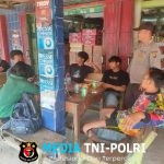Polisi Gelar Patroli Siang, Jalin Kedekatan dengan Warga dan Remaja di Warung