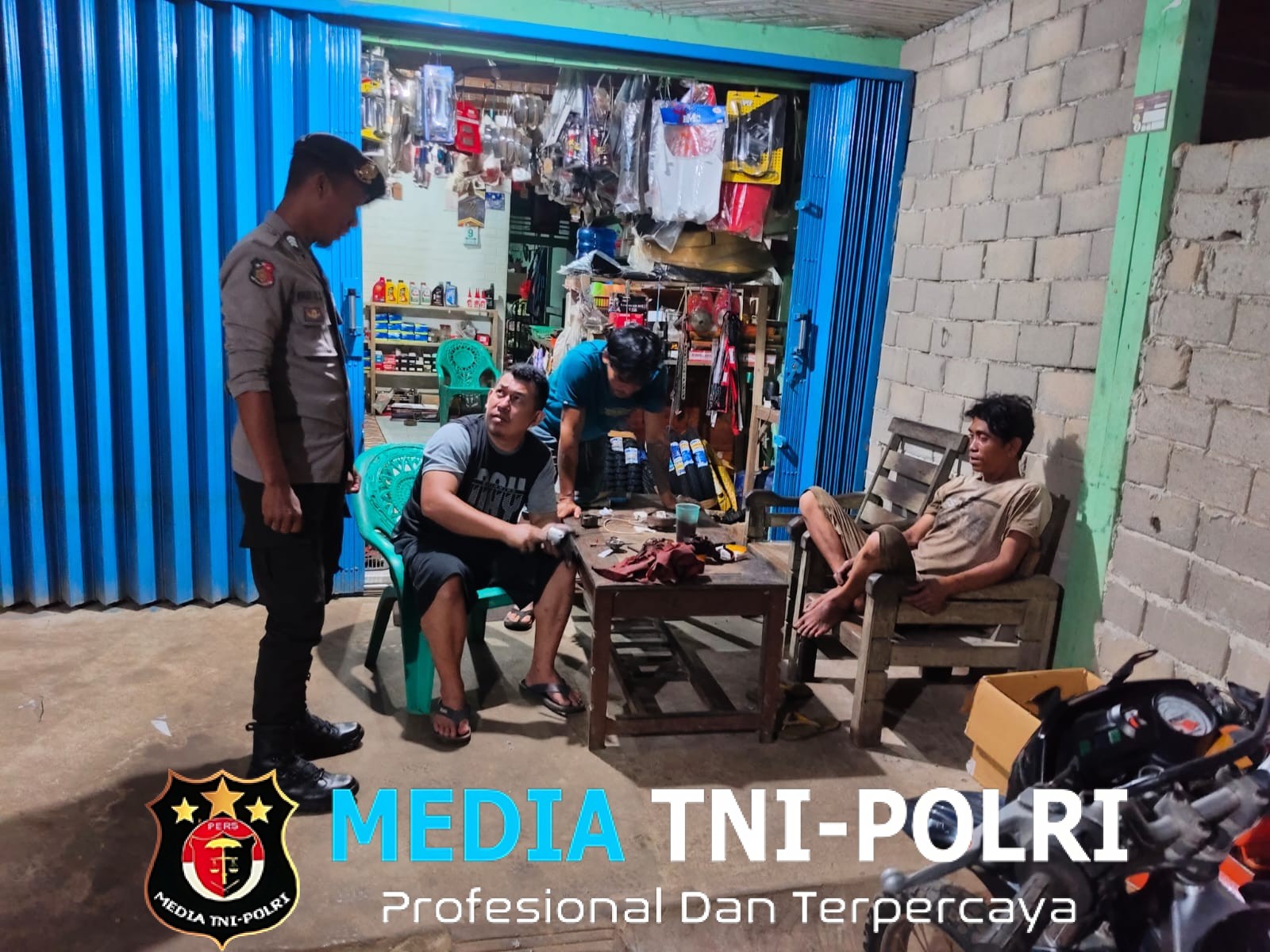 Polisi Sambangi Warga Demi Ciptakan Rasa Aman di Jumat Malam