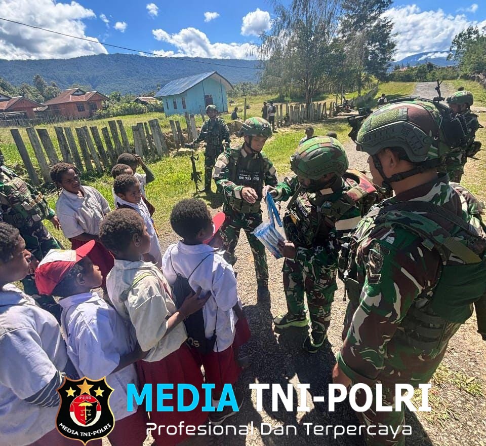 TNI Sambangi Kampung Wanbakon, Siapkan Semarak HUT RI ke-80 Bersama Warga