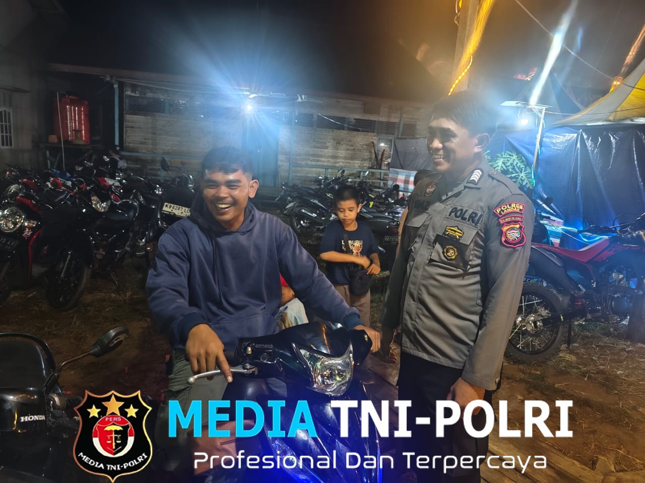 Suasana Malam Minggu yang Dingin, Polsek Sengah Temila Sambangi Warga, Himbau Tukang Parkir Waspadai Modus Kejahatan