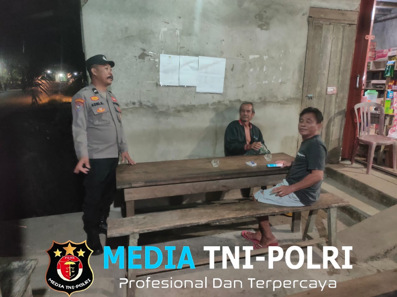 Patroli Malam Temui Warga Sedang Santai, Ini Pesan Humanis Polisi Kepada Warganya