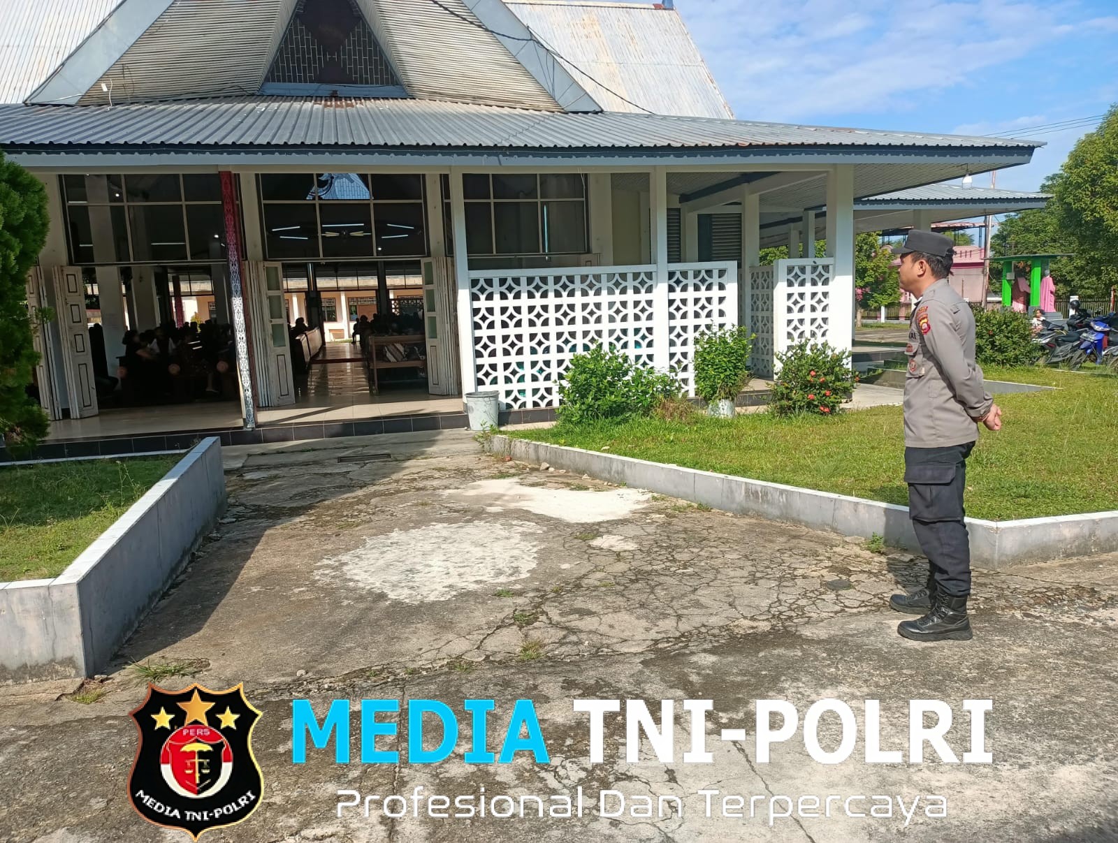 Ibadah Minggu, Polsek Menjalin Lakukan Pengamanan di Gereja St. Petrus dan Paulus Menjalin