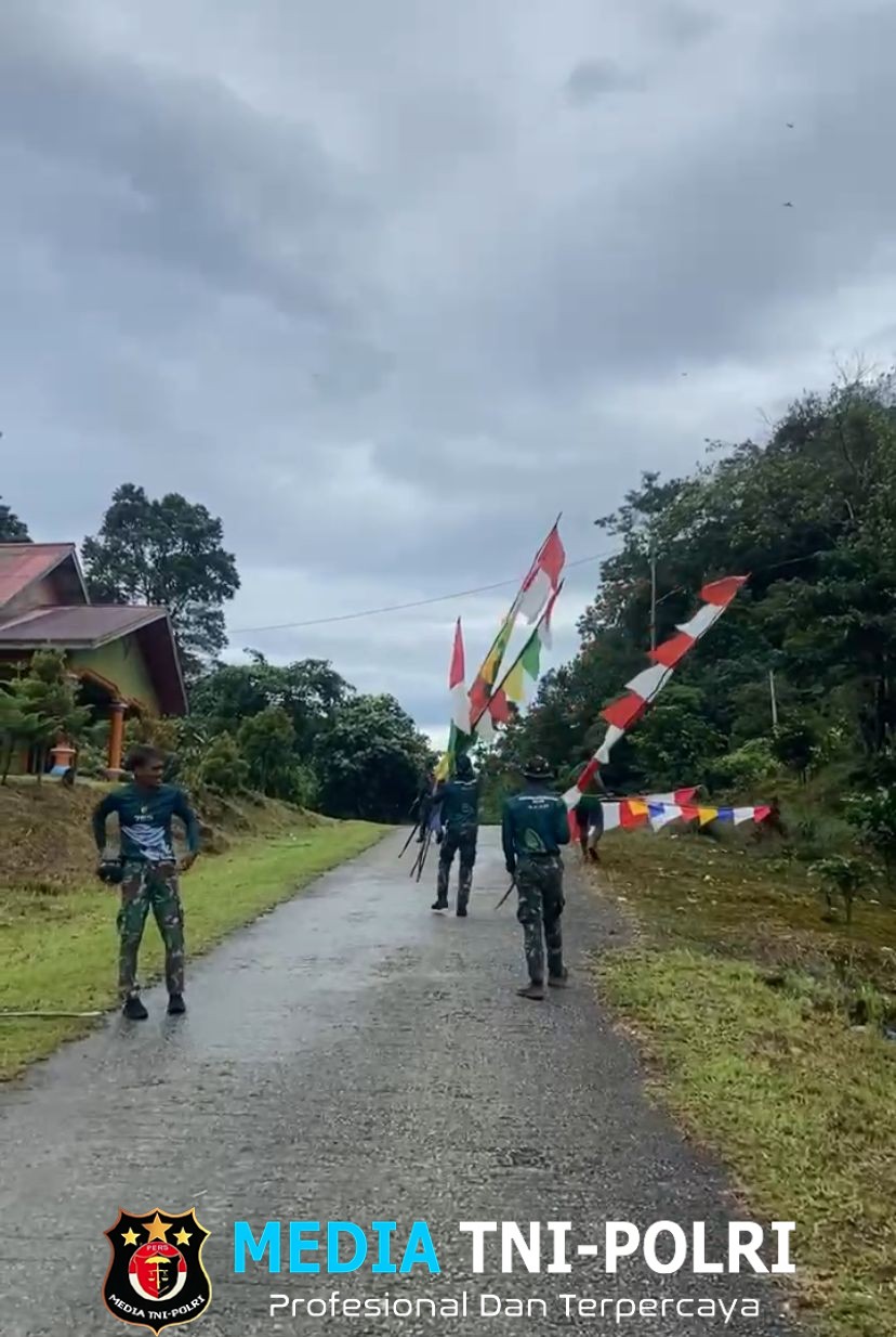Satgas Pamtas RI-PNG Pos Kokas dan Warga Pasang Bendera Merah Putih Sambut Hari Kemerdekaan