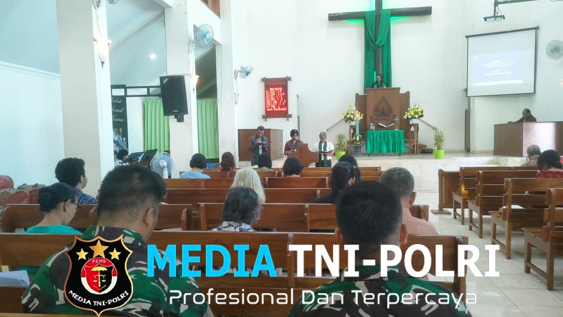 Ibadah Minggu, Personel Satgas TMMD Reguler Ke-125 Kodim 0735/Surakarta Yang Beragama Kristen Ikuti Ibadah di Gereja