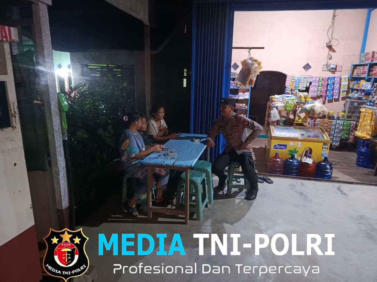 Patroli Malam di Lokasi Rawan Pencurian, Petugas Temui Warga dan Berikan Himbauan kepada Karyawan Toko