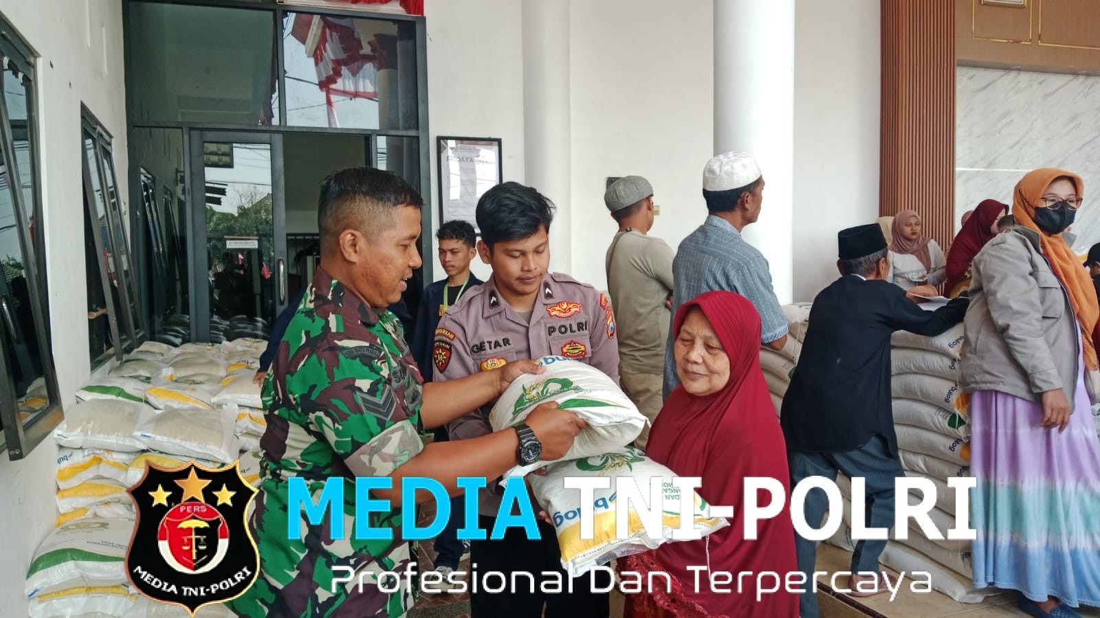 Sertu Sutrisno Awasi Penyaluran Bantuan Pangan Pemerintah di Desa Pandanlandung