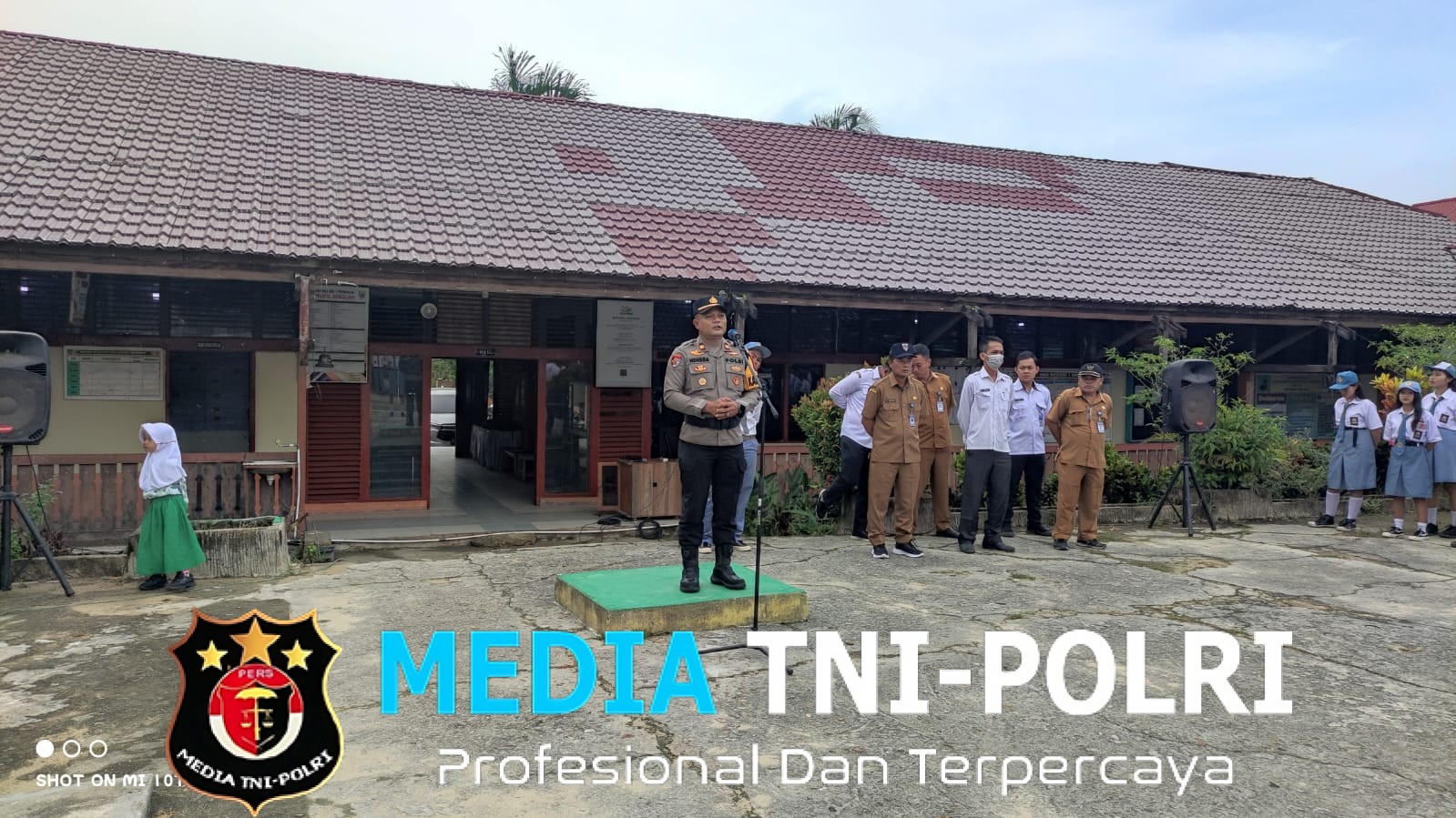 Bertindak Sebagai Inspektur Upacara, Kapolsek Menjalin Sampaikan Tentang Bahaya Kenakalan Remaja