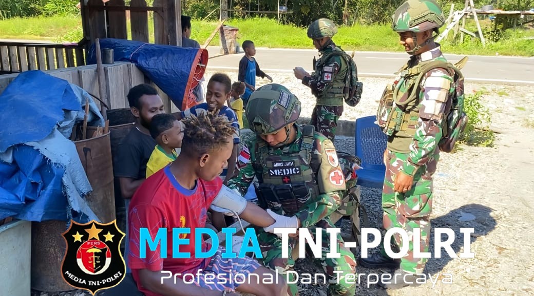 Pelayanan Kesehatan Bergerak Satgas Yonif 521/DY di Kampung Muaranawa